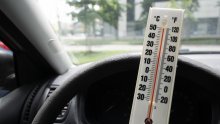 Dvogodišnjak umro nakon što ga je otac ostavio u vrelom autu na parkingu