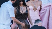 Dekoltei, perje, glomazan nakit... Mnogi se pitaju jesu li sestre Kardashian pretjerale na vjenčanju