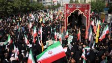 Iran održava državni sprovod za ubijene nuklearne znanstvenike i vojne časnike