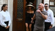Prve fotografije bračnog para: Lauren uskočila u minicu, a Bezos je ne ispušta iz vida