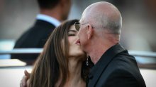 Mislili su da ih nitko ne vidi: Jeff Bezos i Lauren 'uhvaćeni' u romantičnim trenucima