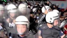 Sukobi građana i policije u Beogradu, bačen suzavac: Ima ozlijeđenih, privedeno više desetaka prosvjednika