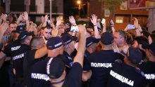 VIDEO U Novom Pazaru sukob građana i policije, u Pančevu muškarac izvadio pištolj