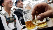 Nijemci žele strože zakone za alkohol: 'Što mladi ranije počnu piti, veći su zdravstveni rizici'