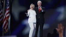 Dok je Hillary Clinton držala vatreni govor, Bill zadrijemao u publici