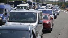 Krenule gužve na Lučkom: Zasad veća kolona prema moru, navečer kreću ograničenja