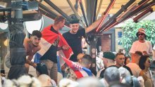 Uzavrela atmosfera i u Bogovićevoj ulici: Ore se domoljubne pjesme, vijore zastave