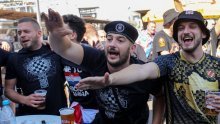 Ludnica na zagrebačkom Glavnom kolodvoru: Baklje, alkohol, tamburaši i pjesma