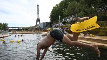 Ukinuta zabrana: Parižani i turisti ponovno mogu plivati u Seini nakon 102 godine