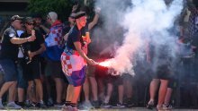 Sve 'gori': Fanovi na Bundeku pale baklje dok odbrojavaju posljednje sate do koncerta