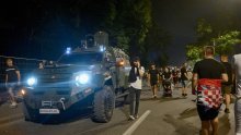 Oklopno policijsko vozilo na Thompsonovu koncertu