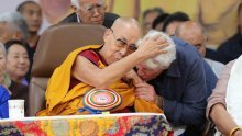 Dalaj Lama proslavio 90. rođendan, holivudska zvijezda mu ljubila ruke
