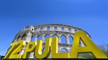 Urban pjeva 'Lijepu našu' pod zvijezdama: Pula podiže zavjesu za 72. izdanje festivala