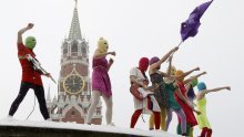 Pussy Riot u novom videu popljuvale Depardieua