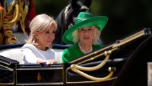 Kakav prizor: Brigitte Macron iz kočije slala poljupce, kraljica Camilla se smiješila s oduševljenjem