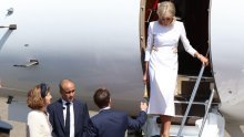 Brigitte Macron opet je posramila Emmanuela - i opet se sve odigralo ispred aviona