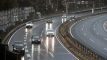 Oprez! Pješak na autocesti A1 kod odmorišta Zir u smjeru mora; kiša otežava promet