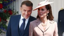 Macronov gaf za gafom: Prvo je ljubio ruku Kate Middleton, a potom joj je i namigivao