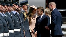 Neobična gesta Emmanuela Macrona zbunila javnost: Je li poljubac s Kate Middleton bio 'too much'?