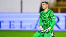 Dominik Livaković u bezizlaznoj situaciji; Jose Mourinho ga je nakon ovog prekrižio