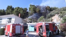 Požar u Podstrani lokaliziran, vatrogasci će dežurati cijelu noć