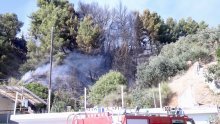 Ugašen požar u Podstrani, vatrogasci i dalje na oprezu