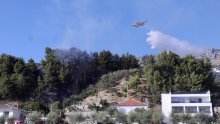 Požar u Podstrani, dignut i kanader: Vatra zaprijetila kućama