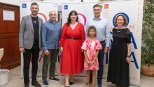 Andrej Plenković u Dubrovniku uživao u najdražem društvu; na predstavu stigao s Milom