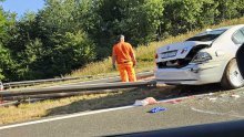 Automobil udario u zaštitnu ogradu na A1: Jedna osoba poginula, druga ozlijeđena