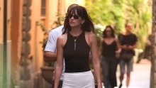 Dakota Johnson spojila hit komade u stajlingu, a ova suknja nosiva je u svim prigodama
