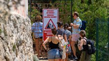 Zabrana pristupa dubrovačkoj plaži izazvala kaos: Kupači preskakali ogradu i provlačili se kroz grmlje