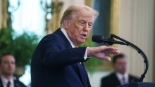 Trump završio kod liječnika; pregledan zbog oticanja nogu i modrica na rukama