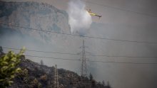 Požar u Kaštel Sućurcu lokaliziran ali nije ugašen, vatrogasci dežuraju drugu noć