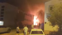Vatra bukti u Zadru: U skladištu se zapalio stiropor, vatrogasci se bore da se ne proširi