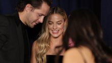 Margot Robbie uhvaćena u rijetkim trenutcima nježnosti na balkončiću u Italiji