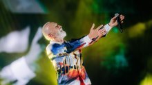 Spektakl pod zvijezdama na prepunom stadionu u Splitu: Dino Merlin na impresivnom koncertu zadivio više od 30 tisuća ljudi