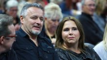 Dok se Thompson priprema za novi koncert, njegova supruga Sandra uživa s prijateljicama