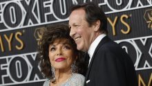 Kada bi svi ovako izgledali s 92: Joan Collins vrućim hlačicama istaknula nevjerojatne noge