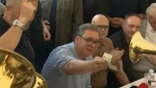 Terevenka na autocesti: Vučić popio pivo pa uz četničku pjesmu kitio trubače