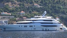 Ispred Dubrovnika usidrena jahta od 78 metara: Za 680.000 eura tjedno i vi možete na njoj ploviti