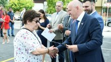 Ministar Bačić u Sisku uručio ključeve privremenih stanova: 'Bit će svjedok jednog vremena