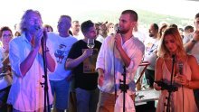 Pjesma je krenula prema Veloj Luci: Trajektom se ori Oliver Dragojević
