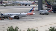 Boeing prekinuo polijetanje zbog mehaničkih problema. Izbio je i požar, putnici bježali preko tobogana