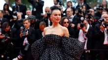 Nakon što se doznalo za vjenčanje Bradleyja Coopera, Irina Shayk snimljena u ljubavnom klinču