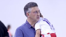 Preslatki prizori: Andrej Plenković jednog je sina nosio u naručju, a poveo je i starijeg nasljednika