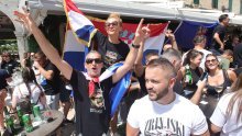 Thompsonovi obožavatelji u crnim majicama i sa zastavama okupirali Sinj