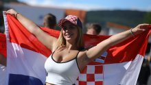 Stil uz ritam: Thompsonove obožavateljice u kratkim hlačicama i s hrvatskim zastavama