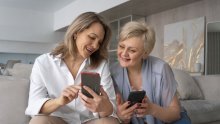 Rođeni bez interneta, vidjeli prvi TV u boji – a danas šalju emojie i plaćaju račune online