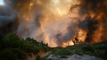 Francuski vatrogasci se i dalje neuspješno bore s požarom: 'Nije stavljen pod kontrolu'