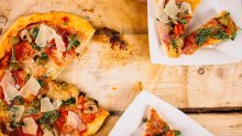 Slasna, hrskava i gotova za 20 minuta: Ovo je najbolja domaća pizza